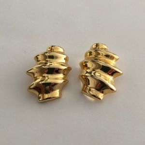 Vintage  Gold Tone Clip On Earrings.